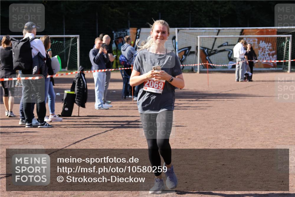 27.09.2026 - 35. Volkslauf durch das schöne Alstertal Strokosch-Dieckow http://msf.ph/oto/10580259 27.09.2026 12:54:20 Ziel 2069, 2309, 2316 meine-sportfotos.de