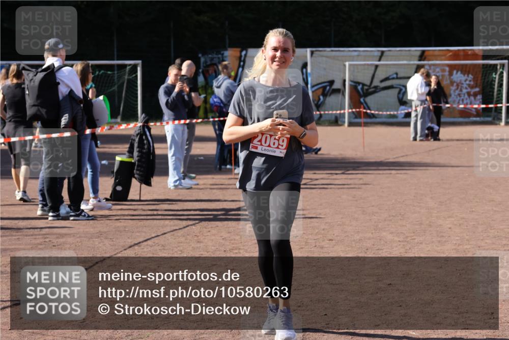 27.09.2026 - 35. Volkslauf durch das schöne Alstertal Strokosch-Dieckow http://msf.ph/oto/10580263 27.09.2026 12:54:20 Ziel 2069, 2309, 2316 meine-sportfotos.de