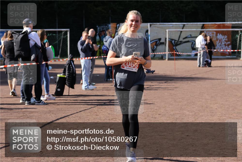 27.09.2026 - 35. Volkslauf durch das schöne Alstertal Strokosch-Dieckow http://msf.ph/oto/10580267 27.09.2026 12:54:20 Ziel 2069, 2309, 2316 meine-sportfotos.de
