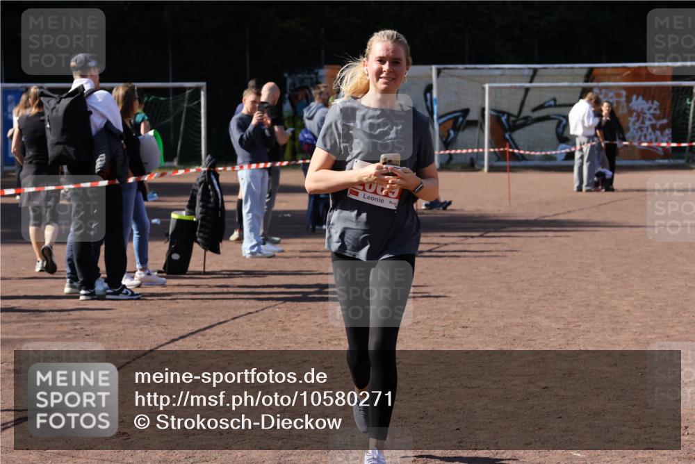 27.09.2026 - 35. Volkslauf durch das schöne Alstertal Strokosch-Dieckow http://msf.ph/oto/10580271 27.09.2026 12:54:20 Ziel 2069, 2309, 2316 meine-sportfotos.de