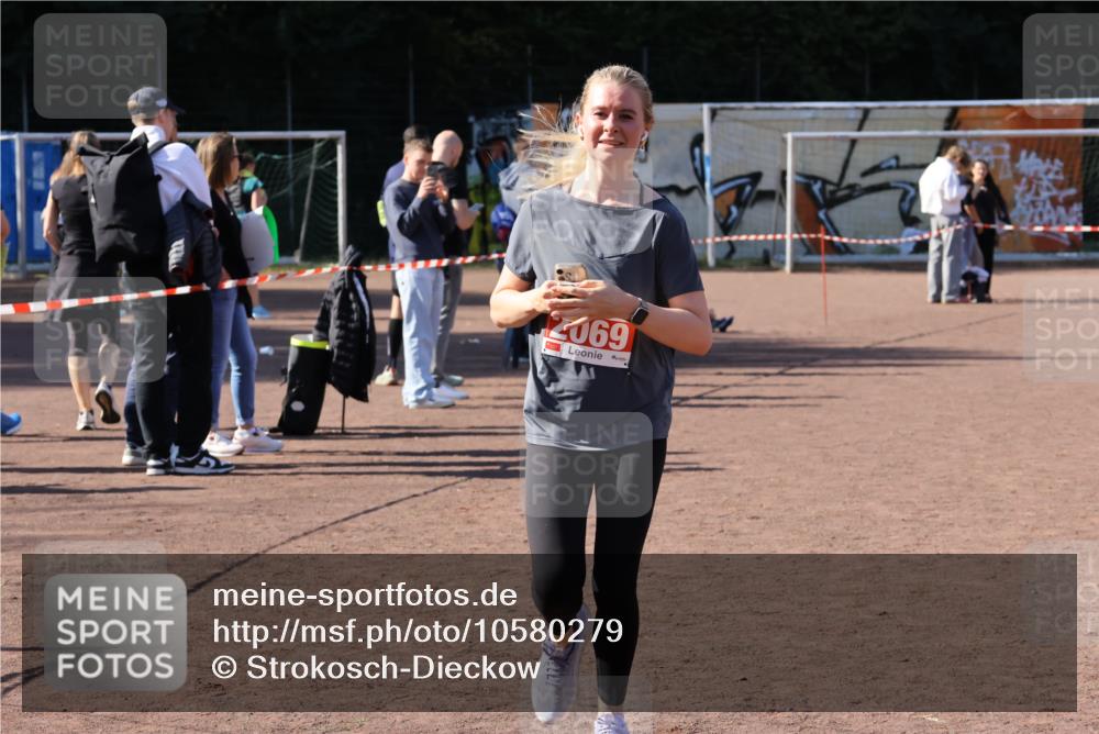 27.09.2026 - 35. Volkslauf durch das schöne Alstertal Strokosch-Dieckow http://msf.ph/oto/10580279 27.09.2026 12:54:21 Ziel 2069, 2309, 2316 meine-sportfotos.de