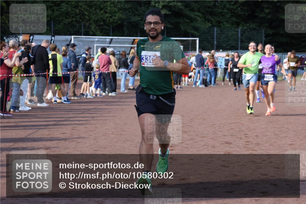 27.09.2026 - 35. Volkslauf durch das schöne Alstertal Strokosch-Dieckow http://msf.ph/oto/10580302 27.09.2026 11:19:23 Ziel 3022, 3305, 3345, 3346, 3418 meine-sportfotos.de