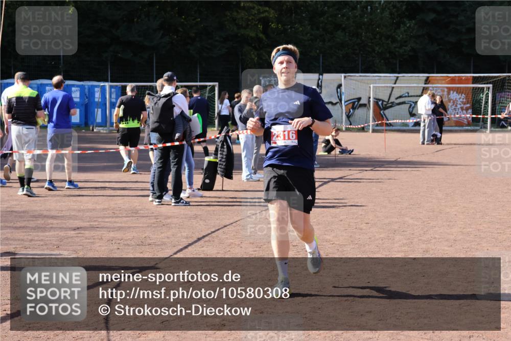 27.09.2026 - 35. Volkslauf durch das schöne Alstertal Strokosch-Dieckow http://msf.ph/oto/10580308 27.09.2026 12:54:25 Ziel 2069, 2316 meine-sportfotos.de