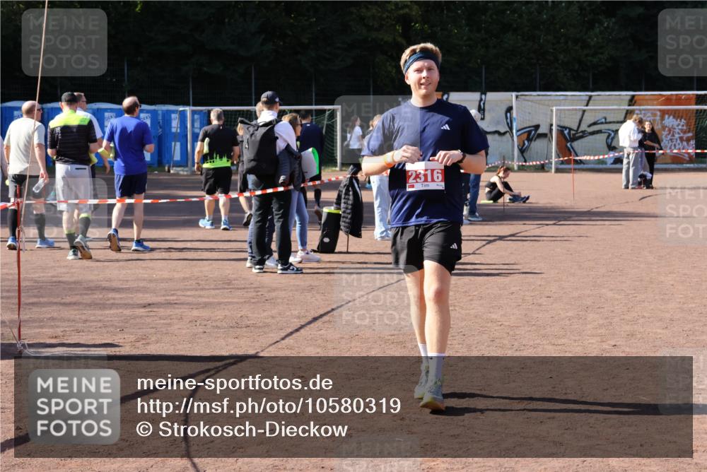 27.09.2026 - 35. Volkslauf durch das schöne Alstertal Strokosch-Dieckow http://msf.ph/oto/10580319 27.09.2026 12:54:25 Ziel 2069, 2316 meine-sportfotos.de