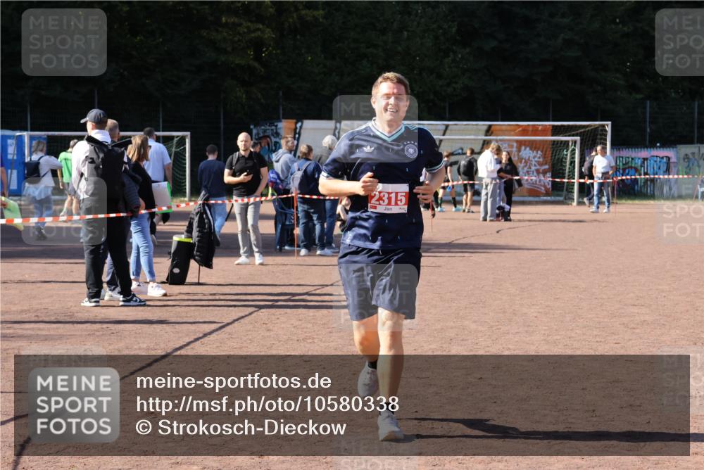 27.09.2026 - 35. Volkslauf durch das schöne Alstertal Strokosch-Dieckow http://msf.ph/oto/10580338 27.09.2026 12:54:34 Ziel 2315 meine-sportfotos.de