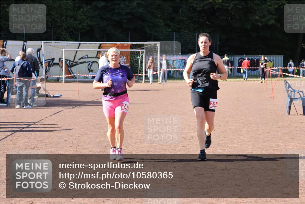27.09.2026 - 35. Volkslauf durch das schöne Alstertal Strokosch-Dieckow http://msf.ph/oto/10580365 27.09.2026 12:55:24 Ziel 2440, 2477 meine-sportfotos.de