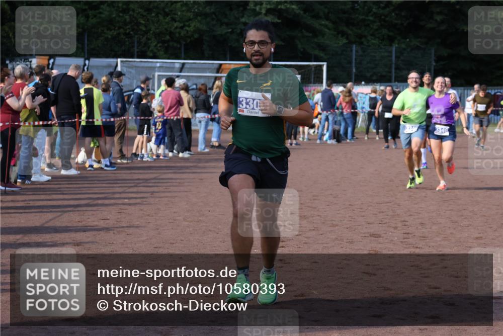 27.09.2026 - 35. Volkslauf durch das schöne Alstertal Strokosch-Dieckow http://msf.ph/oto/10580393 27.09.2026 11:19:23 Ziel 3022, 3305, 3345, 3346, 3418 meine-sportfotos.de