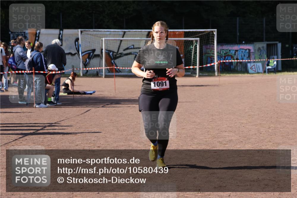27.09.2026 - 35. Volkslauf durch das schöne Alstertal Strokosch-Dieckow http://msf.ph/oto/10580439 27.09.2026 12:55:46 Ziel 1091 meine-sportfotos.de
