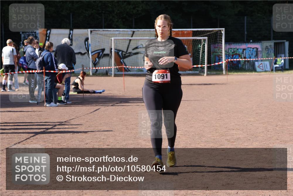 27.09.2026 - 35. Volkslauf durch das schöne Alstertal Strokosch-Dieckow http://msf.ph/oto/10580454 27.09.2026 12:55:46 Ziel 1091 meine-sportfotos.de