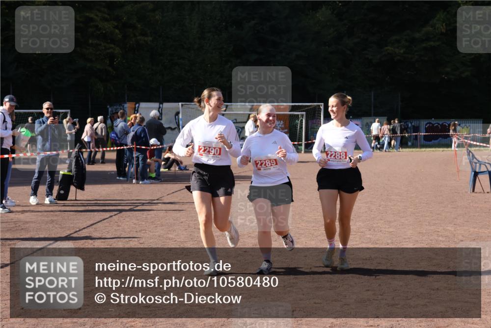 27.09.2026 - 35. Volkslauf durch das schöne Alstertal Strokosch-Dieckow http://msf.ph/oto/10580480 27.09.2026 12:56:23 Ziel 2288, 2289, 2290 meine-sportfotos.de