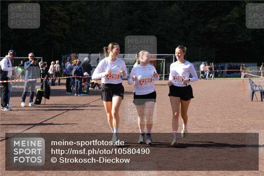 27.09.2026 - 35. Volkslauf durch das schöne Alstertal Strokosch-Dieckow http://msf.ph/oto/10580490 27.09.2026 12:56:23 Ziel 2288, 2289, 2290 meine-sportfotos.de