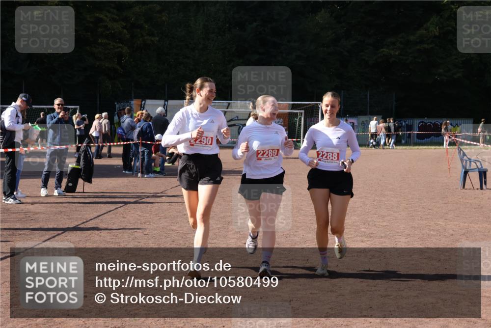 27.09.2026 - 35. Volkslauf durch das schöne Alstertal Strokosch-Dieckow http://msf.ph/oto/10580499 27.09.2026 12:56:23 Ziel 2288, 2289, 2290 meine-sportfotos.de