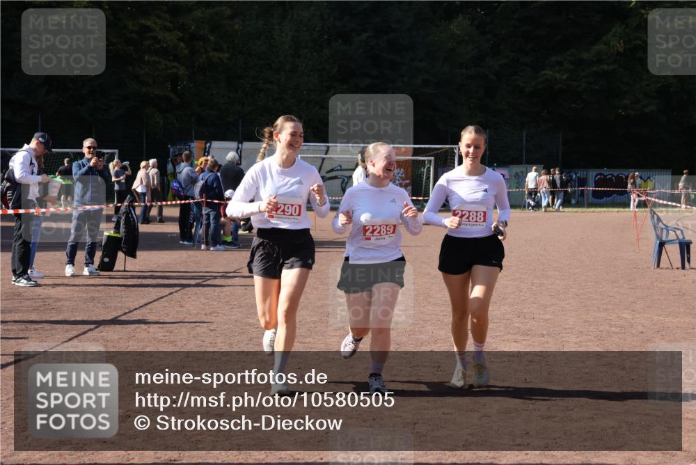27.09.2026 - 35. Volkslauf durch das schöne Alstertal Strokosch-Dieckow http://msf.ph/oto/10580505 27.09.2026 12:56:23 Ziel 2288, 2289, 2290 meine-sportfotos.de