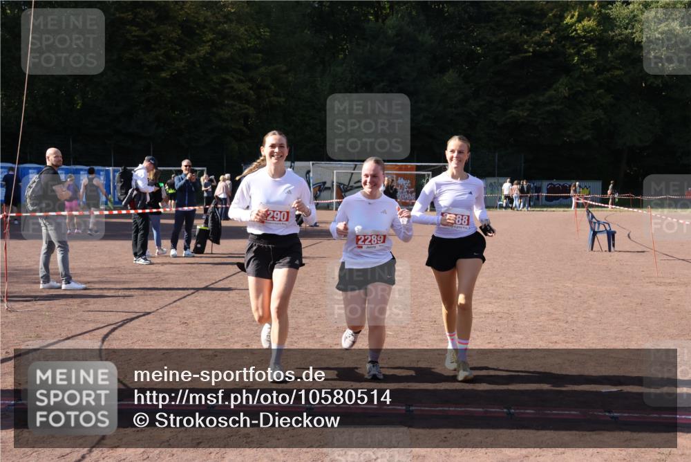 27.09.2026 - 35. Volkslauf durch das schöne Alstertal Strokosch-Dieckow http://msf.ph/oto/10580514 27.09.2026 12:56:24 Ziel 2288, 2289, 2290 meine-sportfotos.de