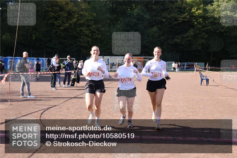 27.09.2026 - 35. Volkslauf durch das schöne Alstertal Strokosch-Dieckow http://msf.ph/oto/10580519 27.09.2026 12:56:24 Ziel 2288, 2289, 2290 meine-sportfotos.de
