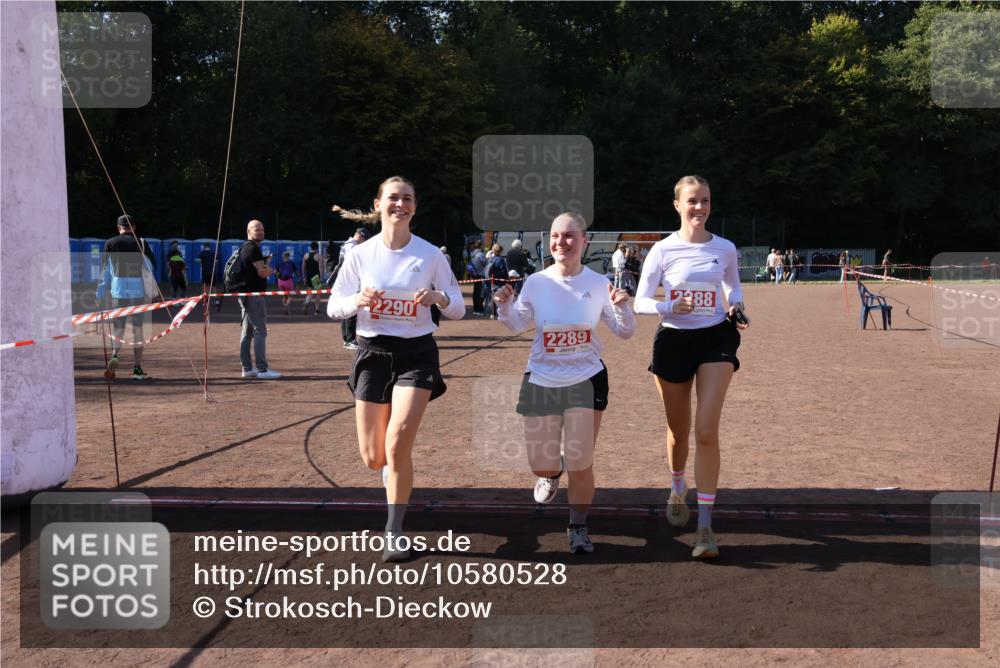 27.09.2026 - 35. Volkslauf durch das schöne Alstertal Strokosch-Dieckow http://msf.ph/oto/10580528 27.09.2026 12:56:24 Ziel 2288, 2289, 2290 meine-sportfotos.de