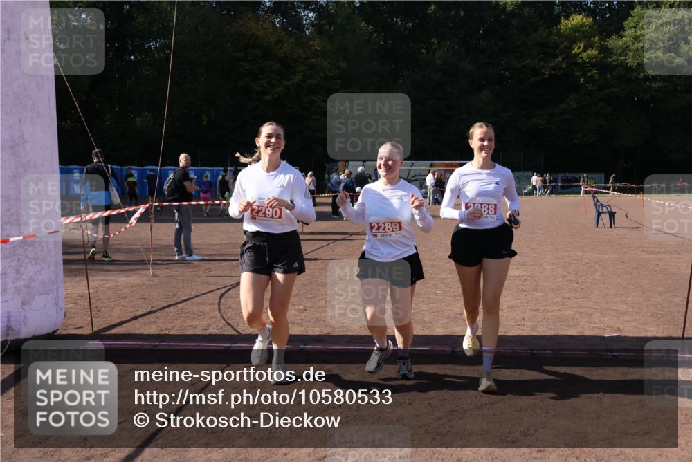 27.09.2026 - 35. Volkslauf durch das schöne Alstertal Strokosch-Dieckow http://msf.ph/oto/10580533 27.09.2026 12:56:25 Ziel 2288, 2289, 2290 meine-sportfotos.de
