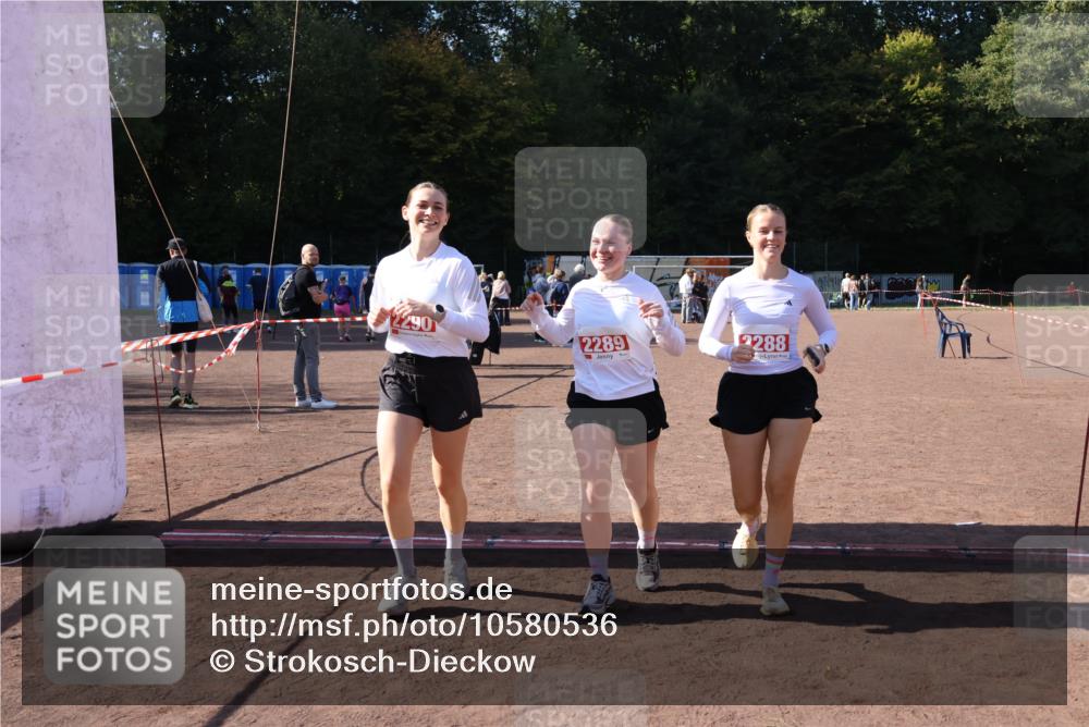 27.09.2026 - 35. Volkslauf durch das schöne Alstertal Strokosch-Dieckow http://msf.ph/oto/10580536 27.09.2026 12:56:25 Ziel 2288, 2289, 2290 meine-sportfotos.de