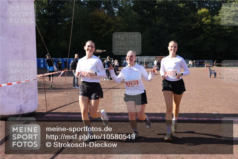 27.09.2026 - 35. Volkslauf durch das schöne Alstertal Strokosch-Dieckow http://msf.ph/oto/10580549 27.09.2026 12:56:25 Ziel 2288, 2289, 2290 meine-sportfotos.de