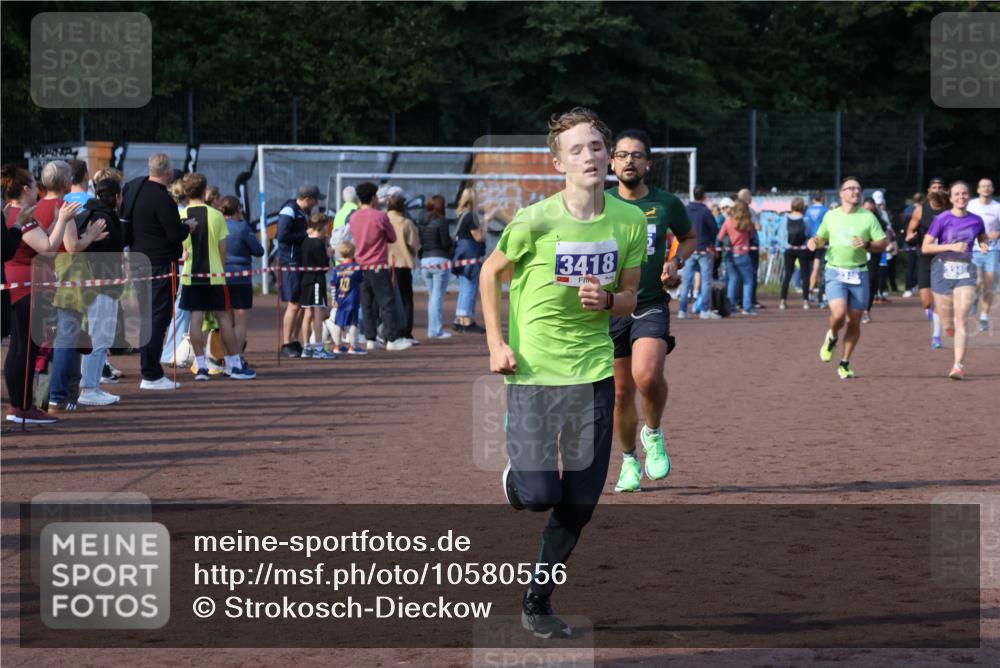 27.09.2026 - 35. Volkslauf durch das schöne Alstertal Strokosch-Dieckow http://msf.ph/oto/10580556 27.09.2026 11:19:21 Ziel 3305, 3345, 3346, 3418 meine-sportfotos.de