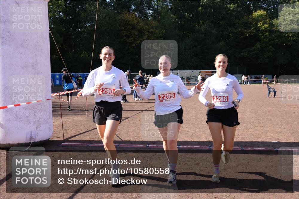 27.09.2026 - 35. Volkslauf durch das schöne Alstertal Strokosch-Dieckow http://msf.ph/oto/10580558 27.09.2026 12:56:25 Ziel 2288, 2289, 2290 meine-sportfotos.de