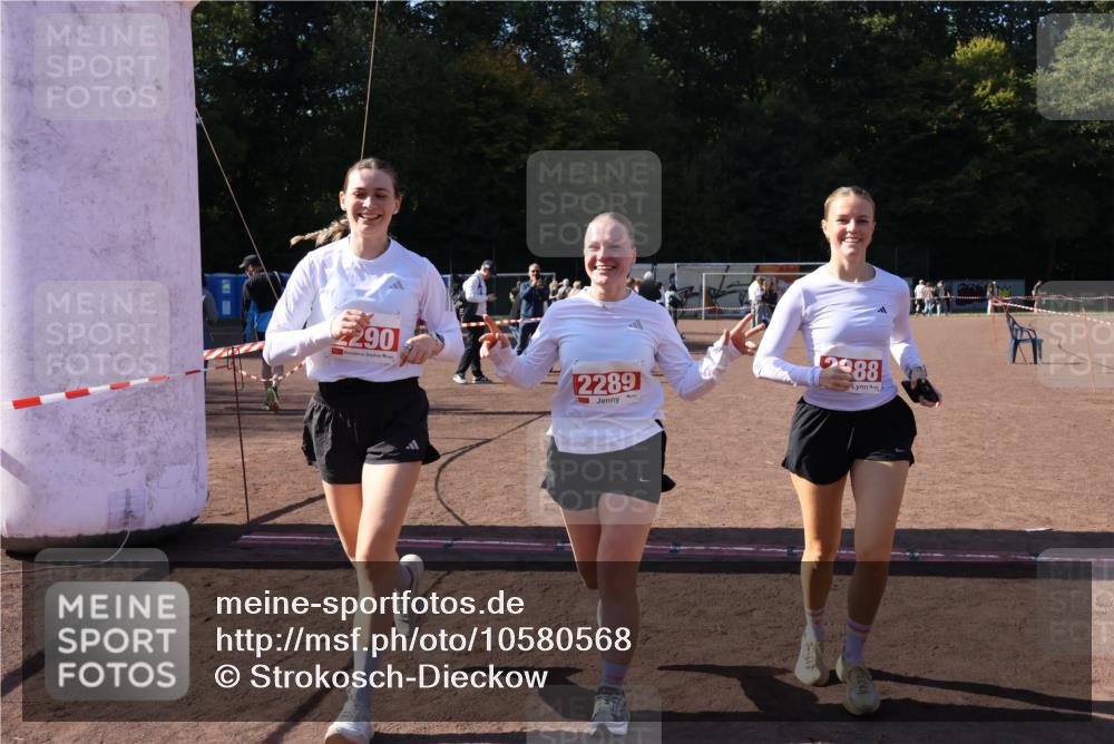 27.09.2026 - 35. Volkslauf durch das schöne Alstertal Strokosch-Dieckow http://msf.ph/oto/10580568 27.09.2026 12:56:25 Ziel 2288, 2289, 2290 meine-sportfotos.de