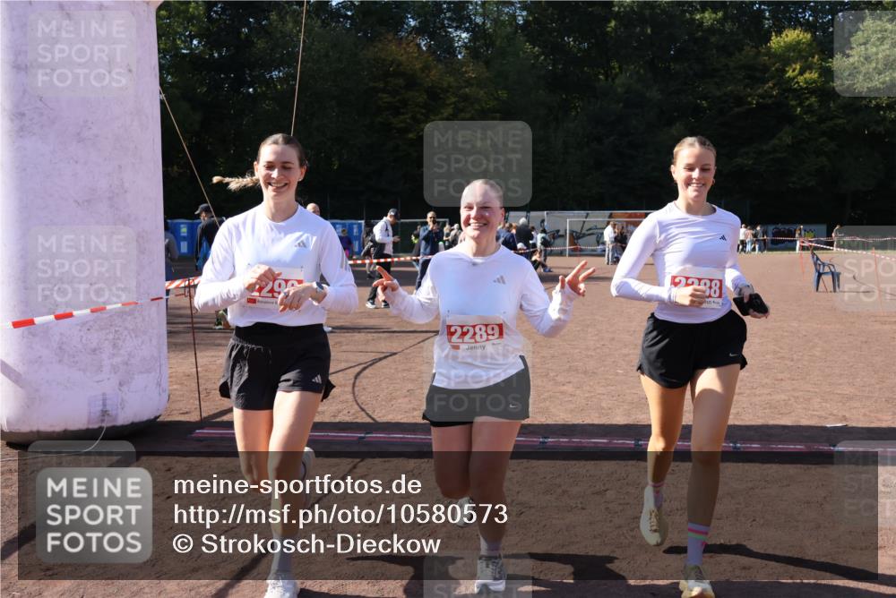 27.09.2026 - 35. Volkslauf durch das schöne Alstertal Strokosch-Dieckow http://msf.ph/oto/10580573 27.09.2026 12:56:25 Ziel 2288, 2289, 2290 meine-sportfotos.de