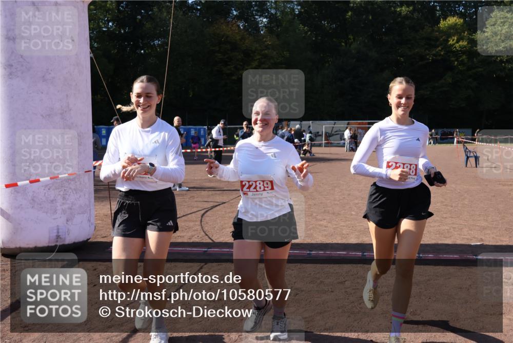 27.09.2026 - 35. Volkslauf durch das schöne Alstertal Strokosch-Dieckow http://msf.ph/oto/10580577 27.09.2026 12:56:25 Ziel 2288, 2289, 2290 meine-sportfotos.de