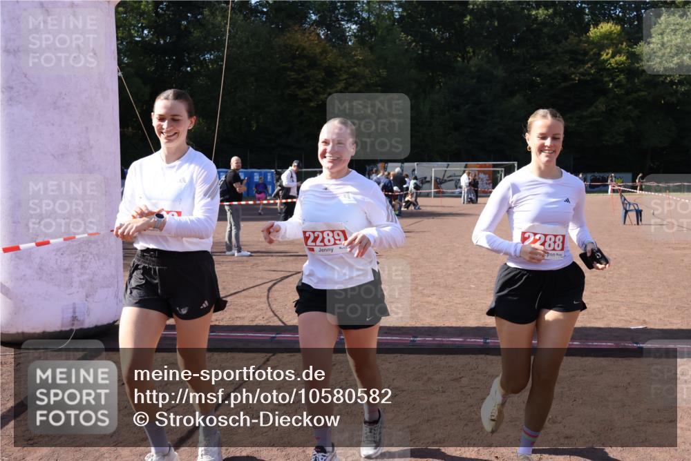 27.09.2026 - 35. Volkslauf durch das schöne Alstertal Strokosch-Dieckow http://msf.ph/oto/10580582 27.09.2026 12:56:25 Ziel 2288, 2289, 2290 meine-sportfotos.de