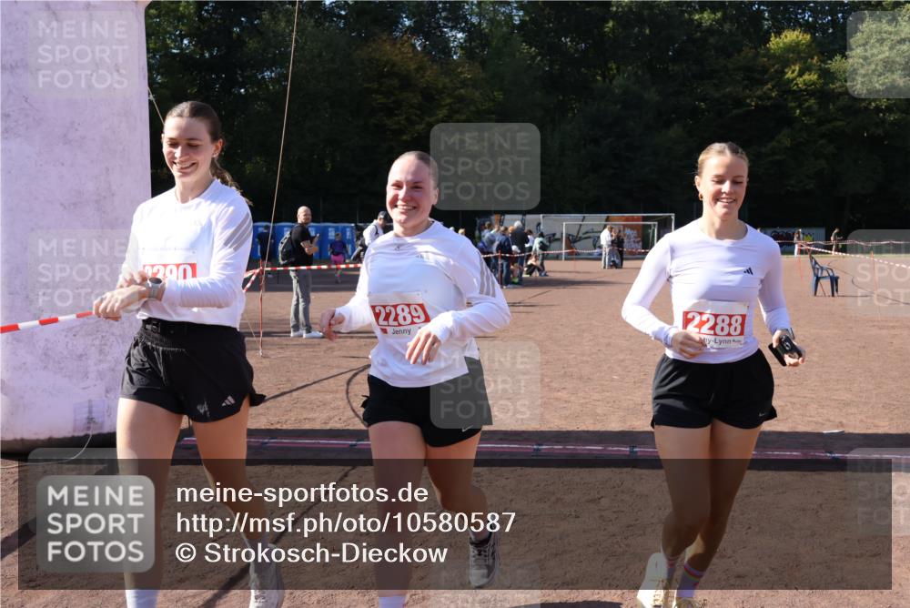 27.09.2026 - 35. Volkslauf durch das schöne Alstertal Strokosch-Dieckow http://msf.ph/oto/10580587 27.09.2026 12:56:25 Ziel 2288, 2289, 2290 meine-sportfotos.de