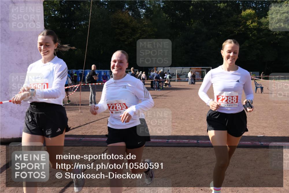 27.09.2026 - 35. Volkslauf durch das schöne Alstertal Strokosch-Dieckow http://msf.ph/oto/10580591 27.09.2026 12:56:25 Ziel 2288, 2289, 2290 meine-sportfotos.de