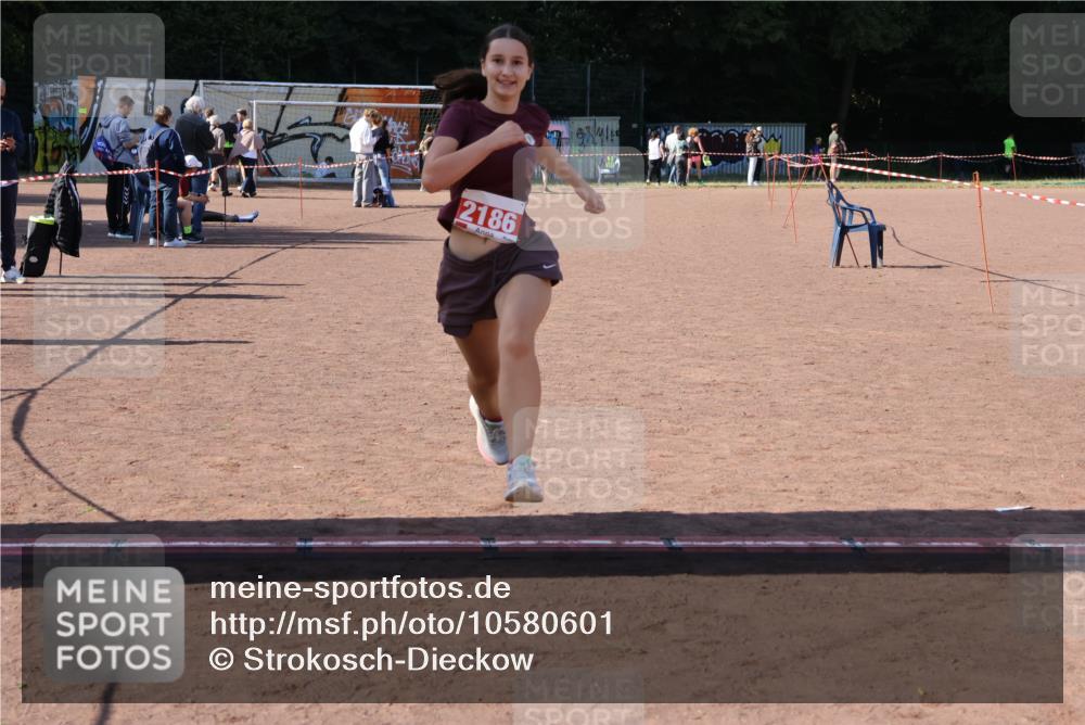 27.09.2026 - 35. Volkslauf durch das schöne Alstertal Strokosch-Dieckow http://msf.ph/oto/10580601 27.09.2026 12:57:07 Ziel 2186 meine-sportfotos.de