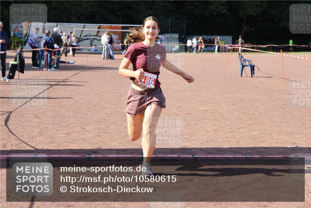 27.09.2026 - 35. Volkslauf durch das schöne Alstertal Strokosch-Dieckow http://msf.ph/oto/10580615 27.09.2026 12:57:08 Ziel 2186 meine-sportfotos.de