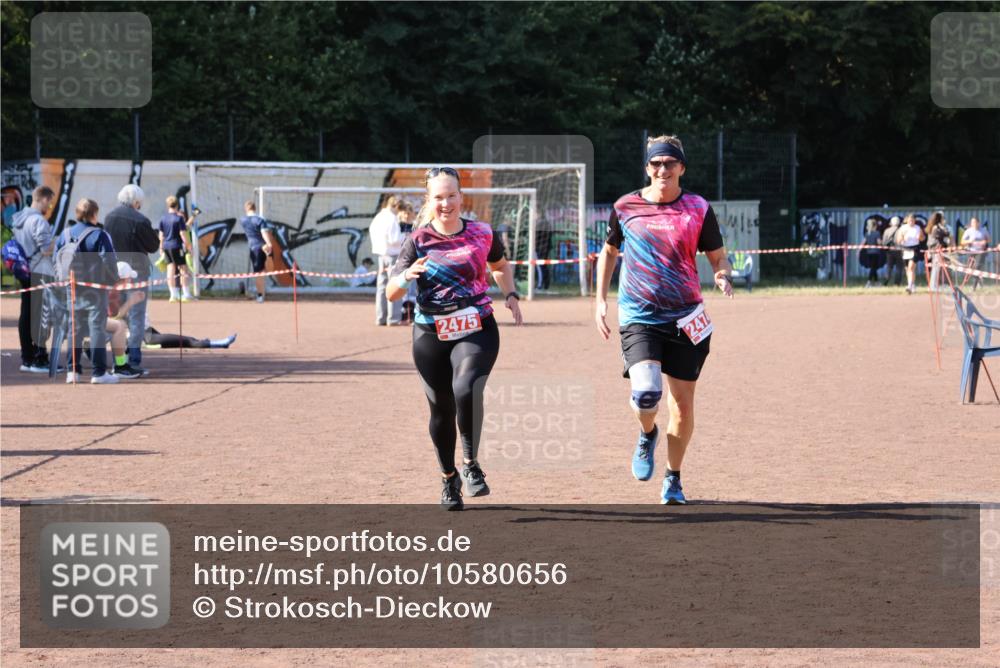 27.09.2026 - 35. Volkslauf durch das schöne Alstertal Strokosch-Dieckow http://msf.ph/oto/10580656 27.09.2026 12:57:34 Ziel 2474, 2475 meine-sportfotos.de