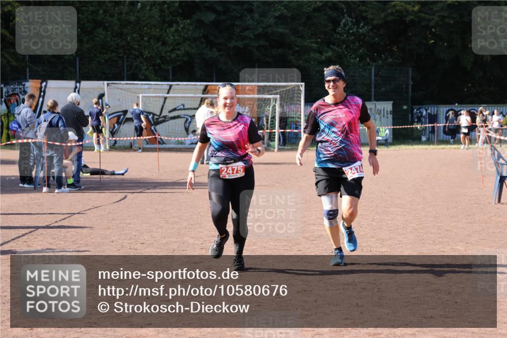 27.09.2026 - 35. Volkslauf durch das schöne Alstertal Strokosch-Dieckow http://msf.ph/oto/10580676 27.09.2026 12:57:35 Ziel 2474, 2475 meine-sportfotos.de