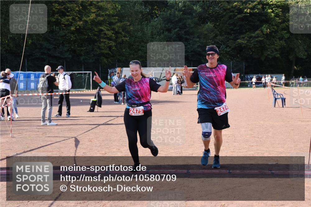 27.09.2026 - 35. Volkslauf durch das schöne Alstertal Strokosch-Dieckow http://msf.ph/oto/10580709 27.09.2026 12:57:36 Ziel 2474, 2475 meine-sportfotos.de