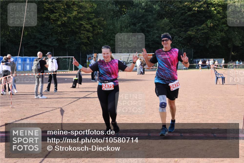 27.09.2026 - 35. Volkslauf durch das schöne Alstertal Strokosch-Dieckow http://msf.ph/oto/10580714 27.09.2026 12:57:36 Ziel 2474, 2475 meine-sportfotos.de