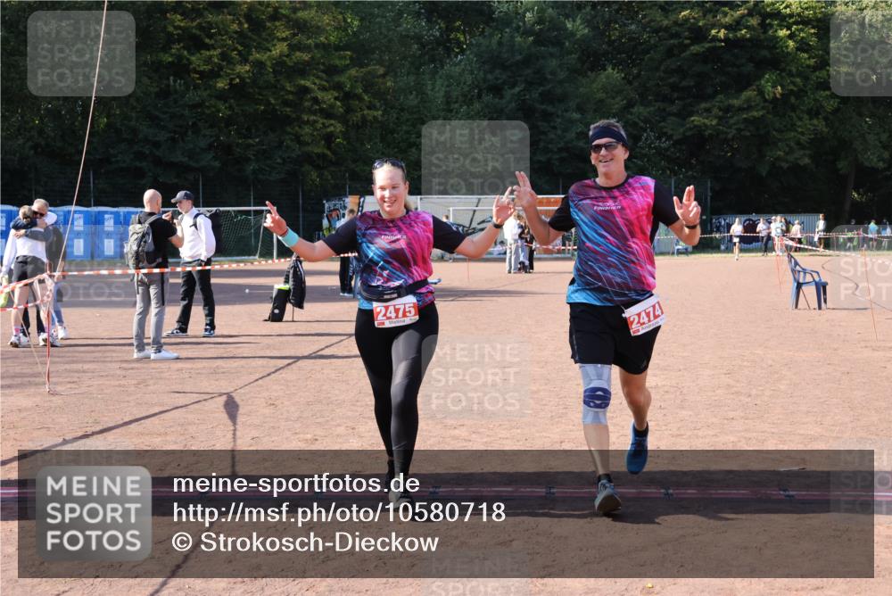 27.09.2026 - 35. Volkslauf durch das schöne Alstertal Strokosch-Dieckow http://msf.ph/oto/10580718 27.09.2026 12:57:36 Ziel 2474, 2475 meine-sportfotos.de
