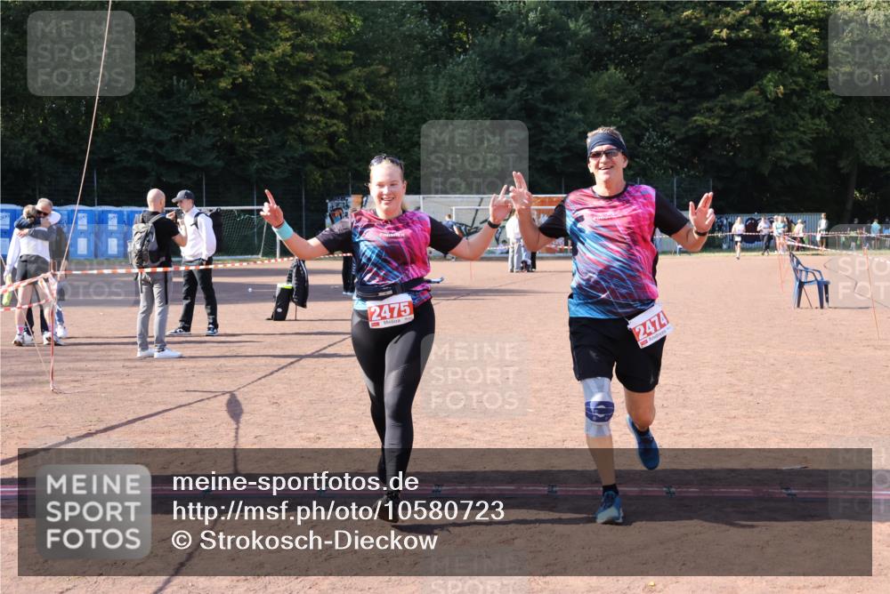 27.09.2026 - 35. Volkslauf durch das schöne Alstertal Strokosch-Dieckow http://msf.ph/oto/10580723 27.09.2026 12:57:37 Ziel 2474, 2475 meine-sportfotos.de