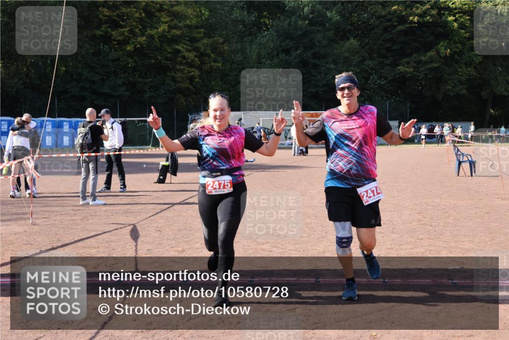 27.09.2026 - 35. Volkslauf durch das schöne Alstertal Strokosch-Dieckow http://msf.ph/oto/10580728 27.09.2026 12:57:37 Ziel 2474, 2475 meine-sportfotos.de