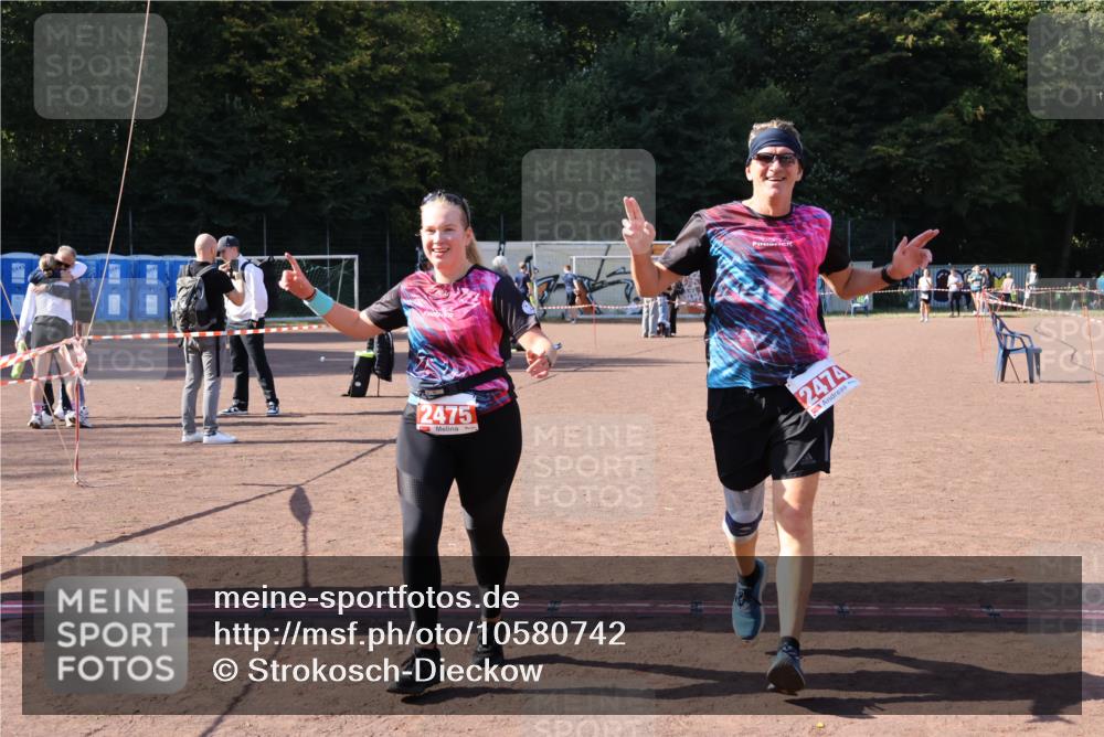 27.09.2026 - 35. Volkslauf durch das schöne Alstertal Strokosch-Dieckow http://msf.ph/oto/10580742 27.09.2026 12:57:37 Ziel 2474, 2475 meine-sportfotos.de