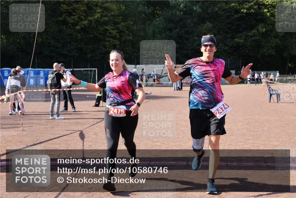 27.09.2026 - 35. Volkslauf durch das schöne Alstertal Strokosch-Dieckow http://msf.ph/oto/10580746 27.09.2026 12:57:37 Ziel 2474, 2475 meine-sportfotos.de