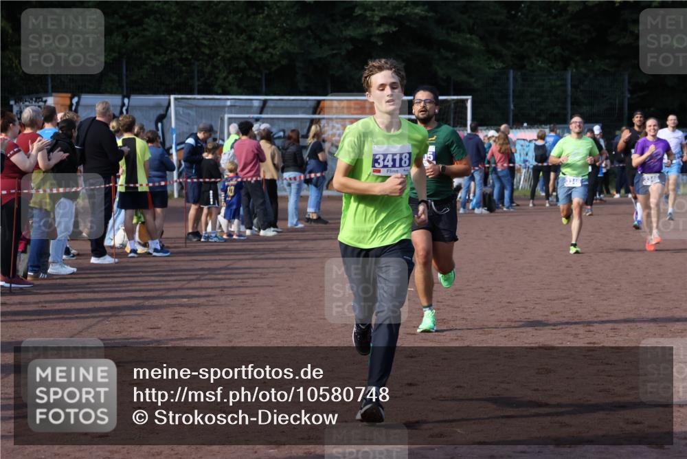 27.09.2026 - 35. Volkslauf durch das schöne Alstertal Strokosch-Dieckow http://msf.ph/oto/10580748 27.09.2026 11:19:21 Ziel 3305, 3345, 3346, 3418 meine-sportfotos.de