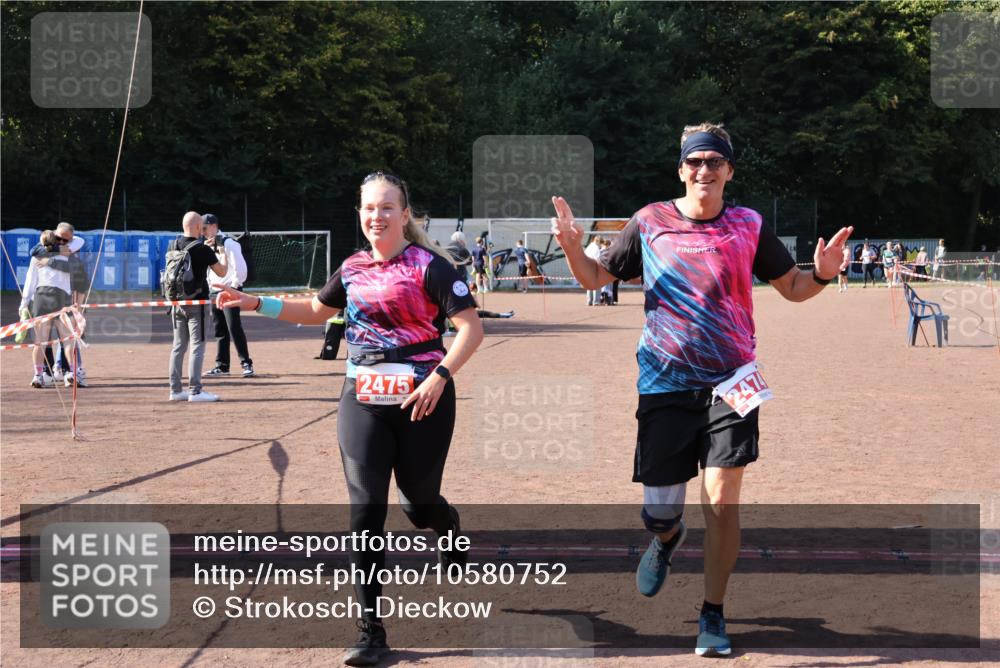 27.09.2026 - 35. Volkslauf durch das schöne Alstertal Strokosch-Dieckow http://msf.ph/oto/10580752 27.09.2026 12:57:37 Ziel 2474, 2475 meine-sportfotos.de