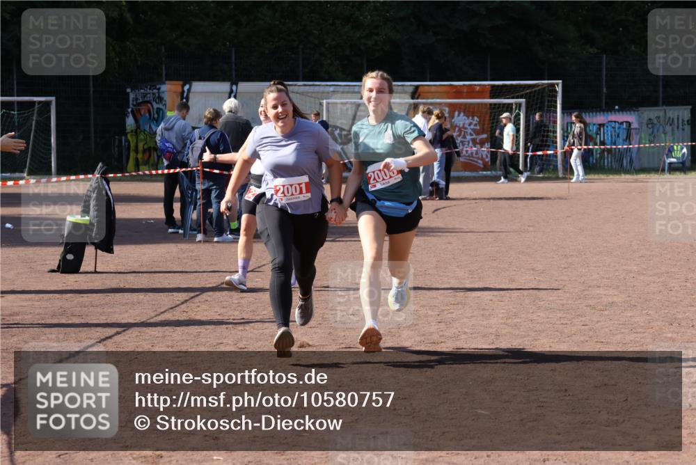 27.09.2026 - 35. Volkslauf durch das schöne Alstertal Strokosch-Dieckow http://msf.ph/oto/10580757 27.09.2026 12:57:54 Ziel 2001, 2006, 2264 meine-sportfotos.de