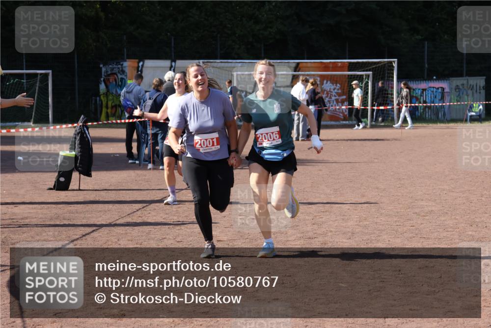27.09.2026 - 35. Volkslauf durch das schöne Alstertal Strokosch-Dieckow http://msf.ph/oto/10580767 27.09.2026 12:57:54 Ziel 2001, 2006, 2264 meine-sportfotos.de