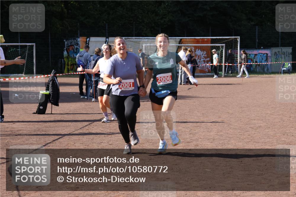 27.09.2026 - 35. Volkslauf durch das schöne Alstertal Strokosch-Dieckow http://msf.ph/oto/10580772 27.09.2026 12:57:54 Ziel 2001, 2006, 2264 meine-sportfotos.de