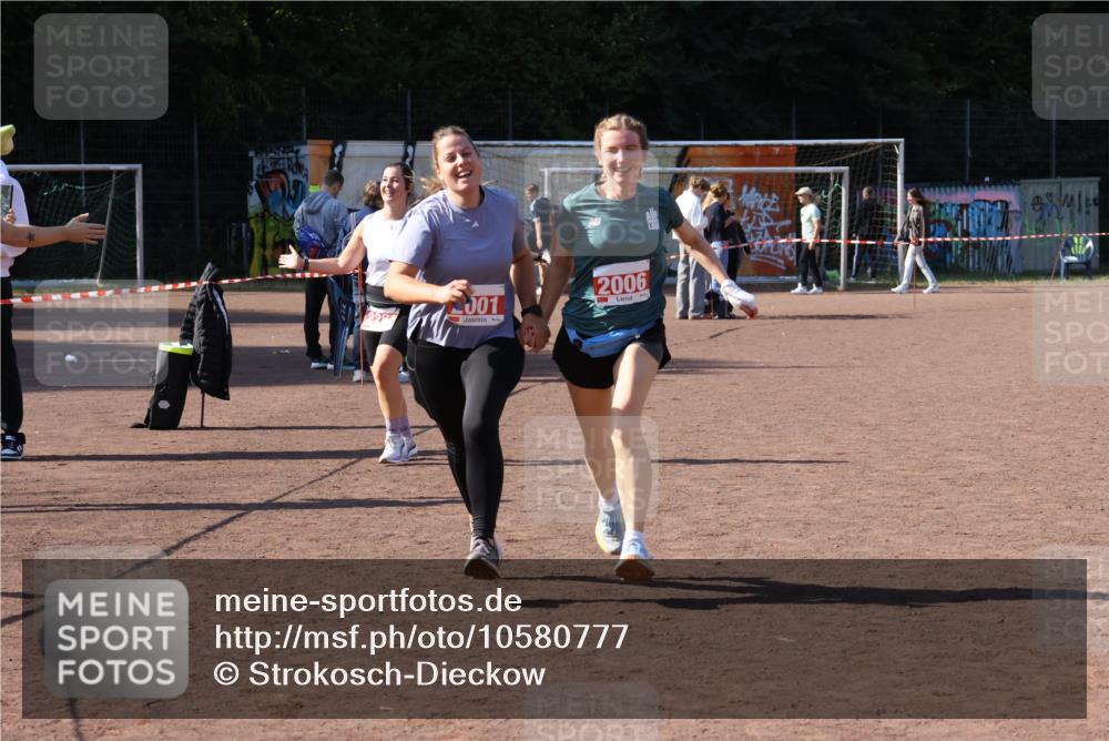 27.09.2026 - 35. Volkslauf durch das schöne Alstertal Strokosch-Dieckow http://msf.ph/oto/10580777 27.09.2026 12:57:54 Ziel 2001, 2006, 2264 meine-sportfotos.de