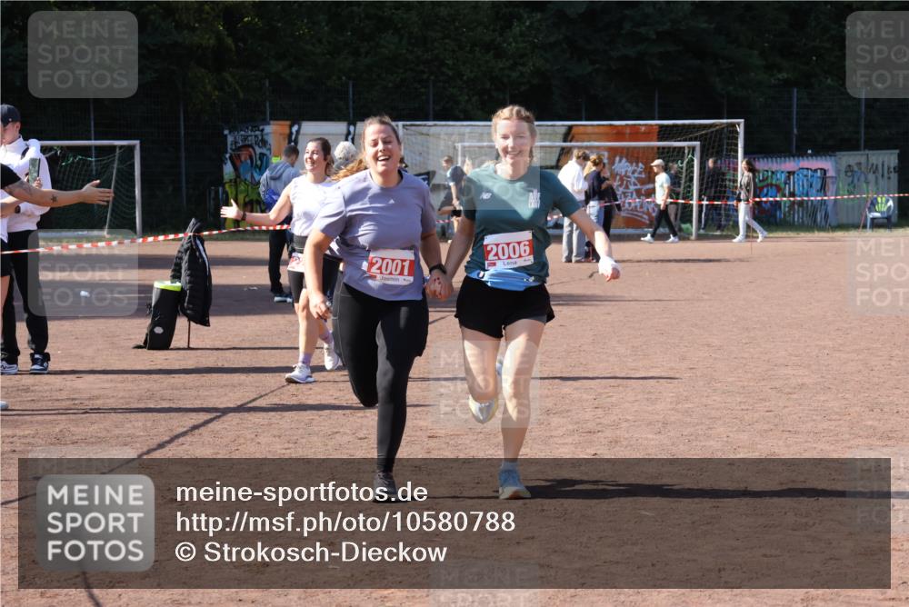 27.09.2026 - 35. Volkslauf durch das schöne Alstertal Strokosch-Dieckow http://msf.ph/oto/10580788 27.09.2026 12:57:54 Ziel 2001, 2006, 2264 meine-sportfotos.de