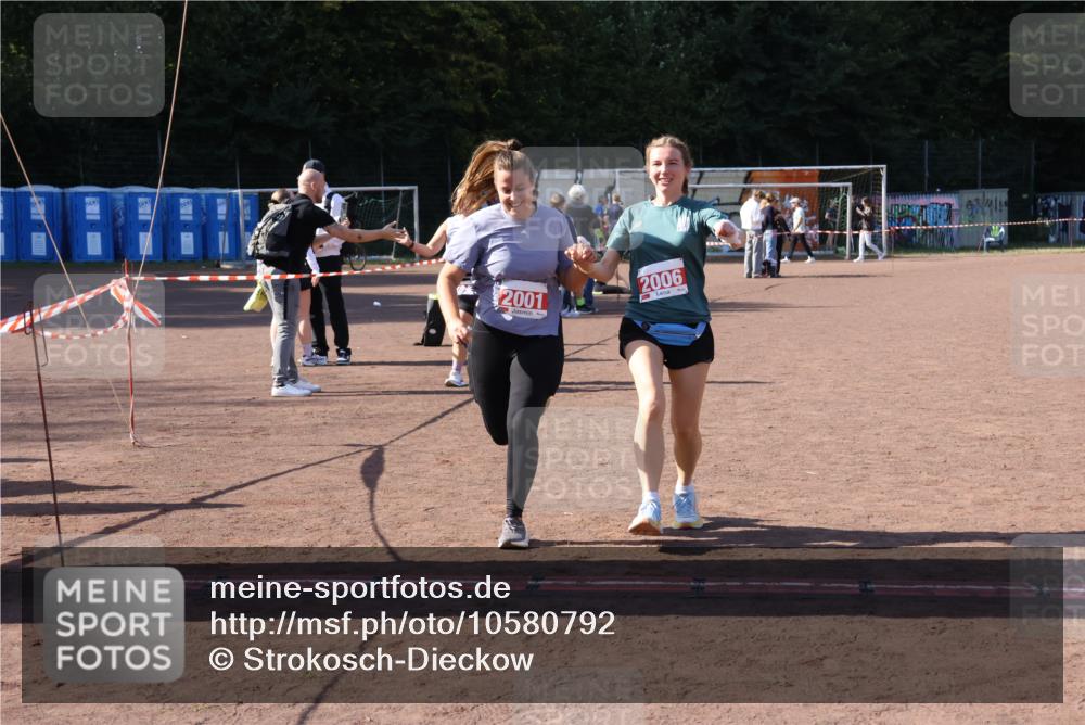 27.09.2026 - 35. Volkslauf durch das schöne Alstertal Strokosch-Dieckow http://msf.ph/oto/10580792 27.09.2026 12:57:55 Ziel 2001, 2006, 2264 meine-sportfotos.de